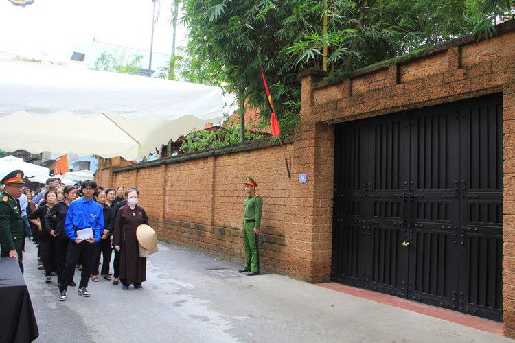 Đoàn người xếp hàng chờ vào viếng Tổng Bí thư Nguyễn Phú Trọng tại Đông Anh. Ảnh Thiên Tuấn