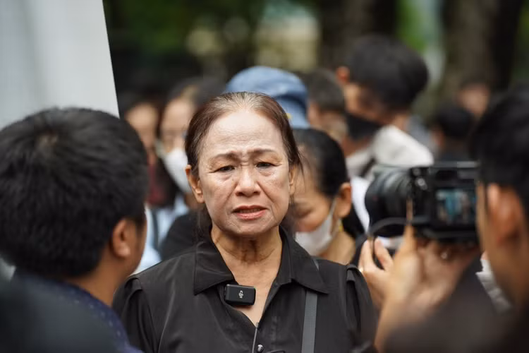 Bà Nguyễn Thị Thuyết, phường Thượng Cát, Bắc Từ Liêm, Hà Nội (68 tuổi) bày tỏ: Nghe tin Đồng chí Tổng Bí thư Nguyễn Phú Trọng từ trần tôi đến đây lúc 7h, đi bằng xe bus, 1 mình. Đến đây tôi mới biết chiều mới được viếng nên tôi ngồi chờ luôn ở đây, không về nữa tránh việc phải xếp hàng lại từ đầu. Ngay từ lúc ngồi trên xe bus tôi tâm niệm phải đến đây nhanh được vào viếng bác Trọng, để nhìn bác lần cuối. Nghe tin bác từ trần tôi rất là buồn." Ảnh Thiên Anh