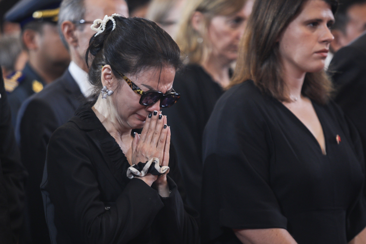 Đoàn Lãnh sự quán các nước tại TP HCM vào viếng.