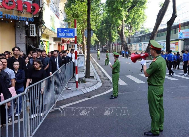 Dòng người xếp hàng dài vào viếng Tổng Bí thư Nguyễn Phú Trọng sáng 26/7. Ảnh: TTXVN