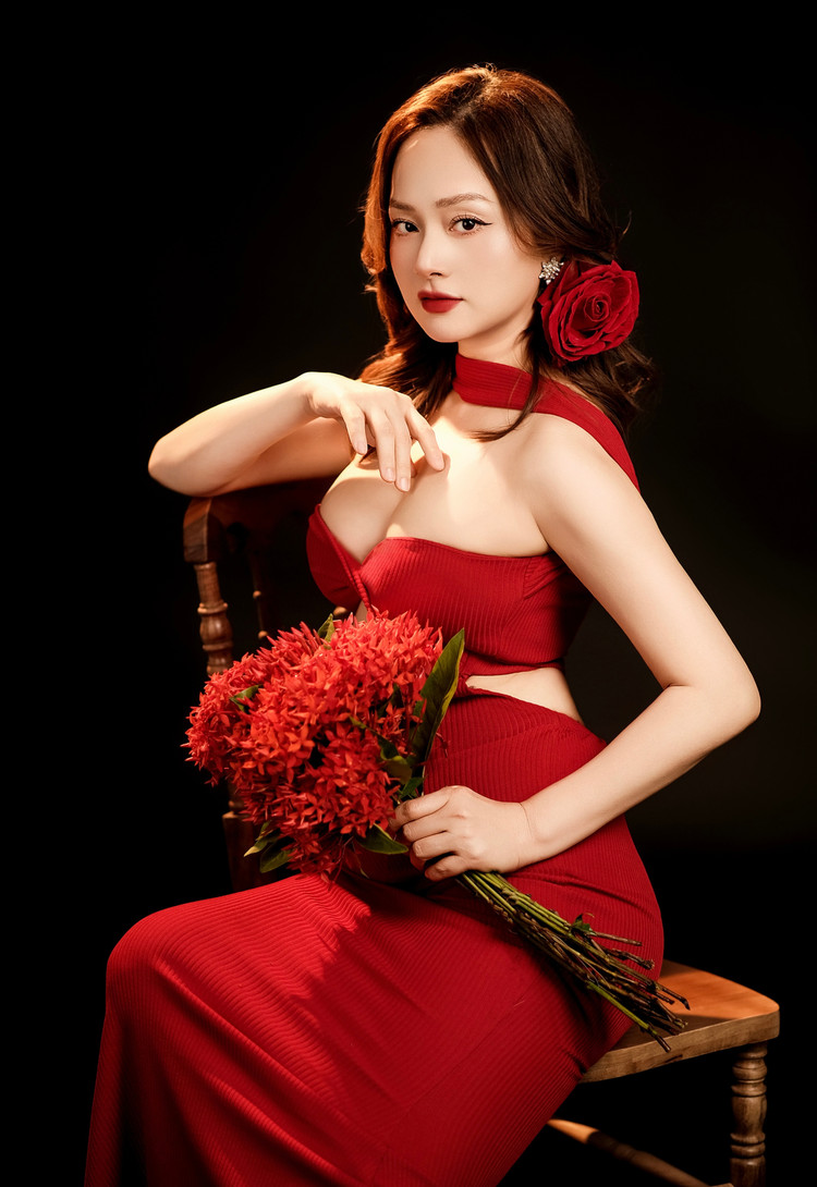 Để kỷ niệm giảm 8 kg trong 2 tháng, Lan Phương thực hiện một bộ ảnh.