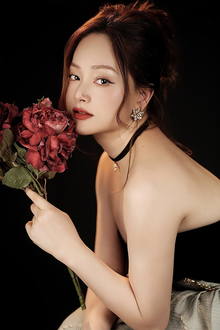 Ngoài ra, cô không kiêng khem bất kỳ loại đồ ăn nào mà bổ sung đầy đủ các nhóm chất từ rau xanh, trái cây, thịt, cá nạc, sữa hạt... để sữa cho con bú.