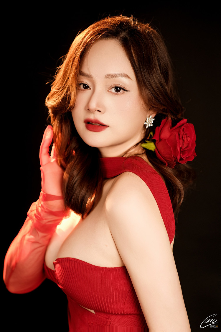 Tháng 3/2024, diễn viên Lan Phương sinh con gái thứ hai Mia. So với khi mang bầu, cô đã giảm tổng cộng 15kg.