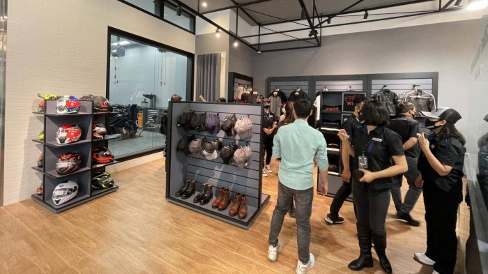 Đại lý cũng trưng bày rất nhiều sản phẩm phụ kiện cho khách hàng.