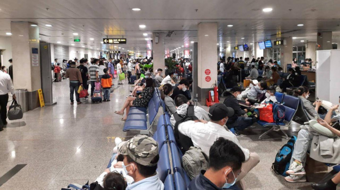 Lượng hành khách qua sân bay Tân Sơn Nhất giảm mạnh ngày 28 Tết ảnh 1
