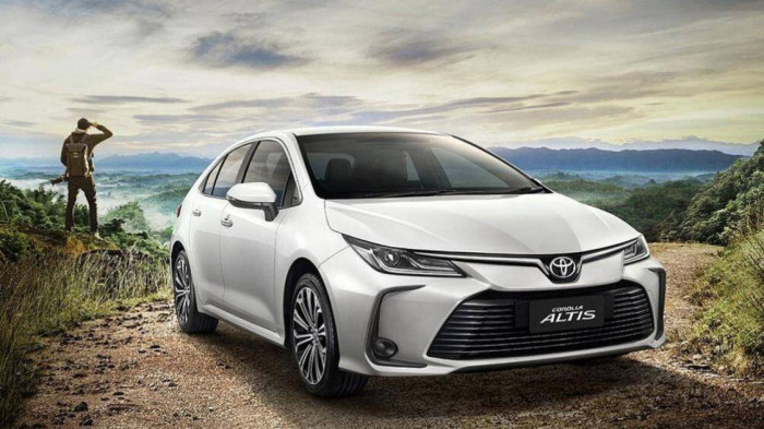 Nhân viên bán hàng các đại lý Toyota tại Việt Nam đang chào đặt cọc mẫu xe Toyota Corolla Altis 2022, dự kiến sẽ sớm ra mắt.