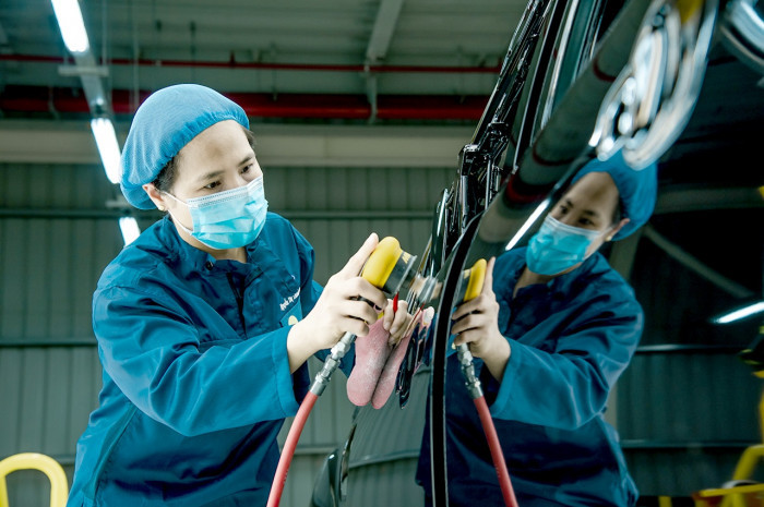 Lắp ráp xe bán tải tại nhà máy Ford Hải Dương.