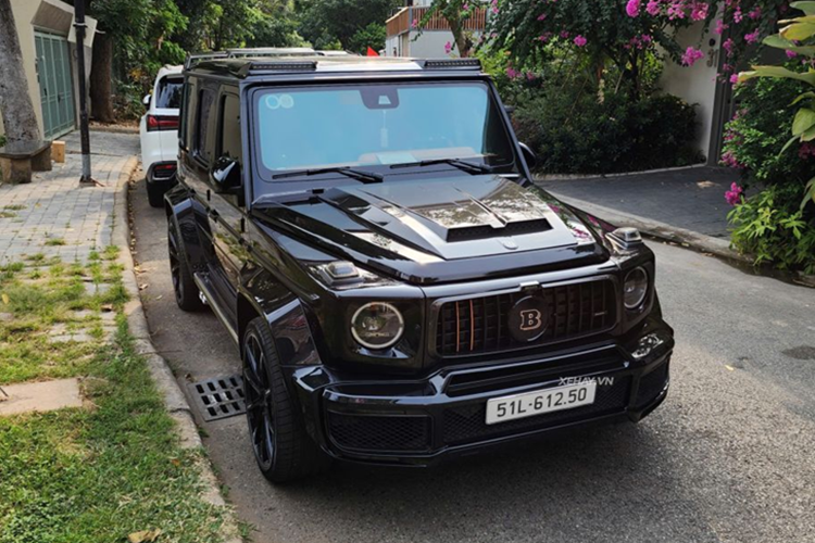 So với bản chuẩn, ngoại thất của Brabus 800 Widestar ấn tượng hơn nhờ các khe gió mở rộng phía trước, bổ sung dải đèn LED ở hốc gió và trên nóc xe. Lưới tản nhiệt của xe đã được làm mới với logo Brabus, nắp ca-pô hầm hố hơn rất nhiều nhờ có sự xuất hiện của 2 khe gió cỡ lớn. Bên hông cũng được thêm các hốc gió để tăng tính khí động học cho xe.