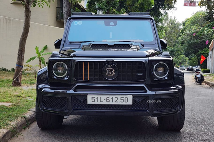 Chiếc siêu SUV này được trang bị bộ mâm độc quyền Brabus Monoblock Platinum Edition, dạng đa chấu, được sơn đen bóng đi cùng cùm phanh đỏ bắt mắt. Hệ thống phanh cũng nâng cấp lên loại của Brabus thay vì dùng phanh AMG nguyên bản.