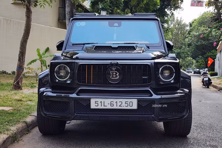 Chiếc siêu SUV này được trang bị bộ mâm độc quyền Brabus Monoblock Platinum Edition, dạng đa chấu, được sơn đen bóng đi cùng cùm phanh đỏ bắt mắt. Hệ thống phanh cũng nâng cấp lên loại của Brabus thay vì dùng phanh AMG nguyên bản.