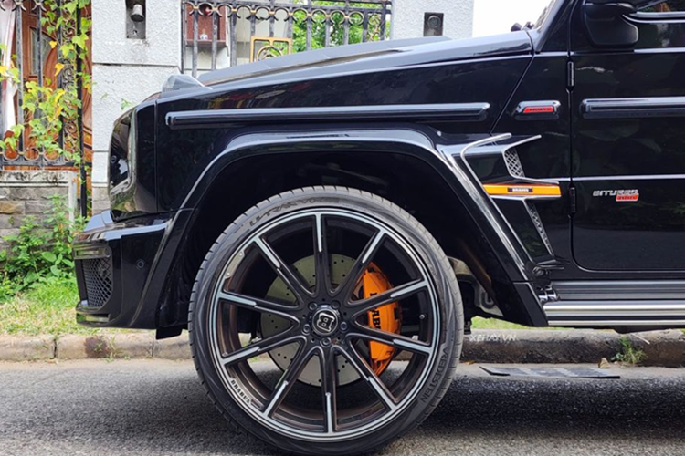 Được biết, chiếc Brabus G800 này còn có không gian nội thất nổi bật với hai tông màu đen và cam, lấy cảm hứng từ màu cam của Hermes. Nhiều chi tiết bên trong khoang cabin được làm bằng chất liệu carbon như: vô-lăng, ốp táp-lô, tay nắm bên phụ, tappi…