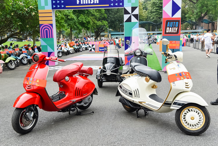 Cặp đôi Vespa 946 trong đó có siêu phẩm đang rất hot tại Việt Nam 946 Dior.