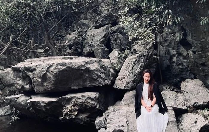 Bên cạnh đó,du khách có thể thuê thuyền để tham quan Hang Luồn. Du khách sẽ được tận hưởng cảm giác nhẹ nhàng, bình yên ngắm nhìn những khối đá thạch nhũ còn nguyên vẹn nét hoang sơ. Đây chính là nét đẹp thiên nhiên mà tạo hóa đã ưu ái ban tặng cho mảnh đất Hà Nam. Ảnh: internet.