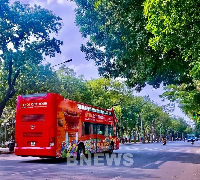 Tần suất phục vụ 30 phút/chuyến, vận hành liên tục từ 9h sáng - 17h chiều mỗi ngày. Tổng 1 hành trình tham quan kéo dài khoảng 90 phút cho 30 điểm danh thắng nổi tiếng của Thủ đô. Đây là hành trình tham quan thú vị mà người dân có thể thăm Thủ đô trong dịp 30/4- 1/5 Ảnh: Bnews