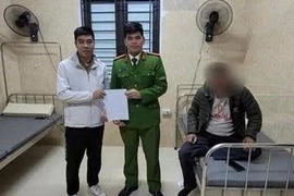 Hỗ trợ kịp thời người đàn ông nằm bất tỉnh bên đường ở Hà Nội