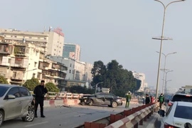 Xe ô tô đâm liên hoàn tại cầu vượt Vọng, một người tử vong