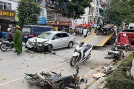 3 người bị thương nặng trong vụ ô tô đâm liên hoàn trên phố Hà Nội, 