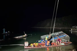 Xe tải chở cá rơi xuống hồ thủy điện Sơn La được cứu hộ thành công