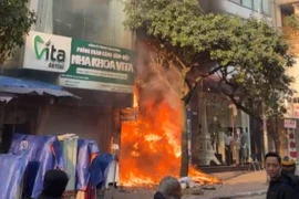 Cháy lớn tại ngôi nhà cao tầng trên phố Hà Nội