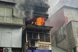 Cháy trên phố Hàng Mã, khói kèm mùi khét bốc ra từ tầng 3