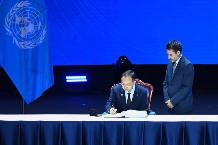 Bộ trưởng Bộ Công an Lương Tam Quang và đại diện các quốc gia ký kết Công ước. Ảnh: Như Ý