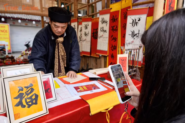 Không chỉ là chợ hoa, sự kiện còn tổ chức chuỗi hoạt động văn hóa, nghệ thuật truyền thống nhằm lan tỏa tinh thần Tết cổ truyền đến cộng đồng. Du khách có thể trải nghiệm các hoạt động dân gian như hát xẩm, viết thư pháp, gói bánh chưng, nặn tò he, tô vẽ tranh Đông Hồ, thậm chí là vẽ mô hình ngựa và các hoạt động sáng tạo như vẽ socola 3D – hình thức mới lạ được giới trẻ rất yêu thích. Những trải nghiệm này không chỉ dừng lại ở việc giải trí mà còn giúp các thế hệ trẻ hiểu rõ hơn giá trị văn hóa truyền thống.