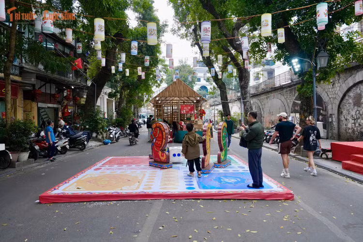 Ngay trong những ngày đầu diễn ra chợ, không gian phố bích họa Phùng Hưng đã thu hút đông đảo gia đình, nhóm bạn trẻ và cả du khách quốc tế đến chụp ảnh, lưu lại những khoảnh khắc Tết rực rỡ giữa không gian cổ kính của Hà Nội. Nhiều người đánh giá việc kết hợp nghệ thuật bích họa với chợ hoa đã tạo nên điểm nhấn rất riêng cho mùa Tết năm nay.