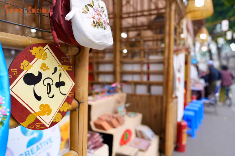 Tại khu vực phố bích họa Phùng Hưng, các gian hàng cạnh hoa là những không gian trưng bày sản phẩm thủ công mỹ nghệ, tranh dân gian truyền thống, đồ mỹ nghệ làng nghề… được bố trí khoa học, đẹp mắt. Đặc biệt, khoảng 30 gian hàng giới thiệu sản phẩm đa dạng, thu hút người dân và du khách dừng chân tham quan, mua sắm.