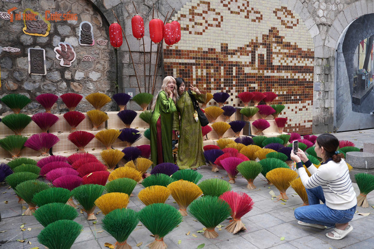 Để tạo điều kiện thuận lợi cho việc tham quan và mua sắm, ban tổ chức bố trí các khu vực rõ ràng: chợ hoa Tết, khu làng nghề truyền thống và không gian nghệ thuật dân gian. Đặc biệt, các tuyến phố chính như Hàng Lược, Hàng Khoai, Hàng Mã và Hàng Rươi đều không bố trí gian hàng ngay dưới lòng đường, đảm bảo lối đi thông thoáng, thuận tiện cho người dân và du khách.