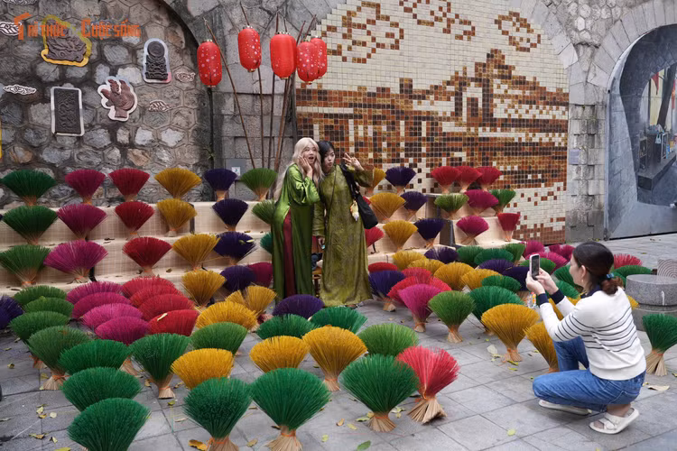 Để tạo điều kiện thuận lợi cho việc tham quan và mua sắm, ban tổ chức bố trí các khu vực rõ ràng: chợ hoa Tết, khu làng nghề truyền thống và không gian nghệ thuật dân gian. Đặc biệt, các tuyến phố chính như Hàng Lược, Hàng Khoai, Hàng Mã và Hàng Rươi đều không bố trí gian hàng ngay dưới lòng đường, đảm bảo lối đi thông thoáng, thuận tiện cho người dân và du khách.