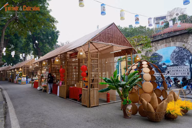 Không gian chợ năm nay được mở rộng so với các năm trước, vượt ra khỏi mô hình chợ hoa truyền thống chỉ gói gọn ở phố Hàng Lược. Với việc mở rộng địa bàn trải dài nhiều tuyến phố kết nối, ban tổ chức kỳ vọng tạo thêm điểm đến hấp dẫn, vừa phục vụ nhu cầu mua sắm, vừa góp phần định hướng phát triển tuyến phố Phùng Hưng theo hướng dịch vụ, thương mại, du lịch gắn với không gian đi bộ khu phố cổ.