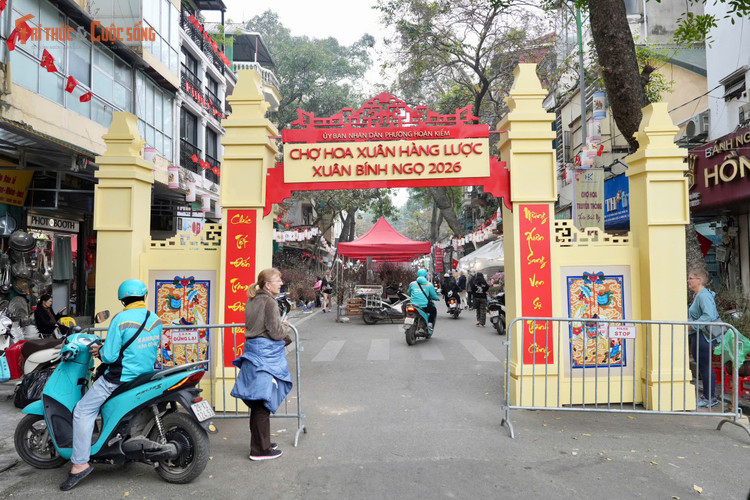 Nhằm phục vụ nhân dân và du khách trong dịp Tết cổ truyền, thực hiện Kế hoạch của UBND phường Hoàn Kiếm, Công ty Cổ phần Đồng Xuân đã được giao tổ chức Chợ hoa Xuân Phố cổ 2026 – một trong những hoạt động văn hóa trọng tâm dịp cuối năm tại khu vực phố cổ Hà Nội. Đây không chỉ là nơi trưng bày, giao thương các loài hoa, cây cảnh quen thuộc mỗi dịp Tết mà còn là không gian văn hóa cộng đồng, góp phần giữ gìn và phát huy bản sắc truyền thống.