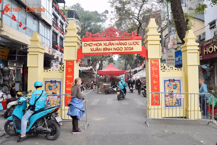 Nhằm phục vụ nhân dân và du khách trong dịp Tết cổ truyền, thực hiện Kế hoạch của UBND phường Hoàn Kiếm, Công ty Cổ phần Đồng Xuân đã được giao tổ chức Chợ hoa Xuân Phố cổ 2026 – một trong những hoạt động văn hóa trọng tâm dịp cuối năm tại khu vực phố cổ Hà Nội. Đây không chỉ là nơi trưng bày, giao thương các loài hoa, cây cảnh quen thuộc mỗi dịp Tết mà còn là không gian văn hóa cộng đồng, góp phần giữ gìn và phát huy bản sắc truyền thống.