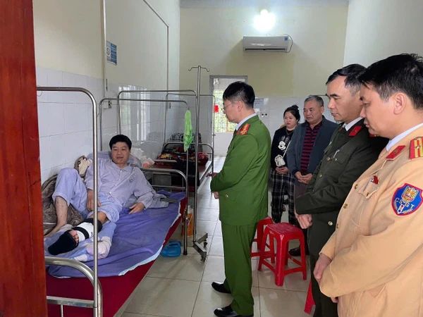 Cảnh sát giao thông bị kéo đi gần 500m khi kiểm tra nồng độ cồn