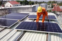 Hóa đơn điện tăng cao, các hộ gia đình có nên lắp điện mặt trời mái nhà?