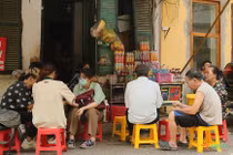 Hà Nội đề xuất thu phí vỉa hè: Tiểu thương lo lắng về chi phí và ổn định