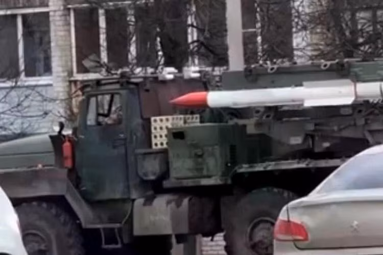 russia-deploys-first-r-77-frankensam-air-defense-system-following-repeated-ukrainian-drone-strikes-925-001-40bcda6c.jpg