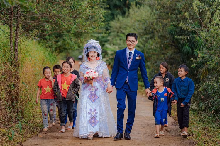 dam-cuoi-dac-biet-cua-co-gai-hmong-va-chang-trai-sai-gon-o-ban-vung-cao-tay-bac-mua-dichdocx.jpg