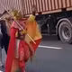 “Thầy trò Đường Tăng” đi bộ, cưỡi ngựa giữa đường đông xe ở TPHCM
