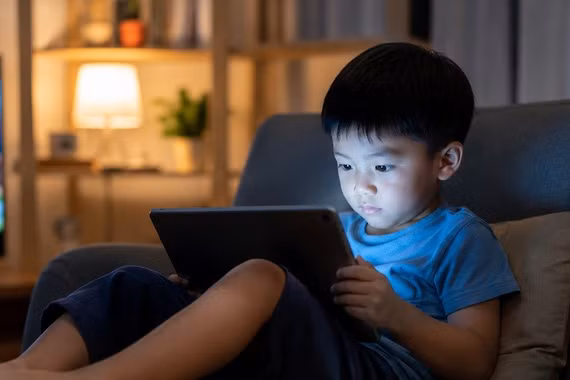 Cho con dùng điện thoại để 'ngoan', cha mẹ có thể đang hại con