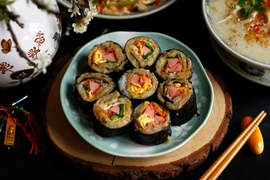 Tận dụng bánh chưng sau Tết làm kimbap, ngon lạ miệng