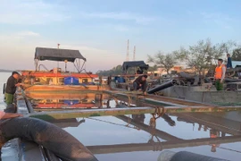 Bắt giữ nhiều phương tiện mua bán, tàng trữ cát trái phép ở Vĩnh Long