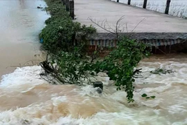 Lực lượng chức năng di dời người dân đến nơi an toàn.