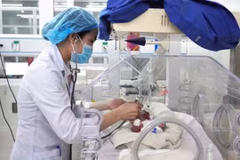 Nuôi thành công 2 trẻ sinh non siêu nhẹ ký ở Quảng Ngãi