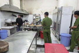 Vĩnh Long xử phạt hai chủ quán ăn vi phạm an toàn thực phẩm