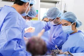 Phẫu thuật thành công khối u xơ khổng lồ nặng gần 12kg