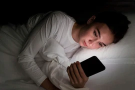 Vừa tỉnh giấc đã cầm điện thoại, nguy cơ tiềm ẩn