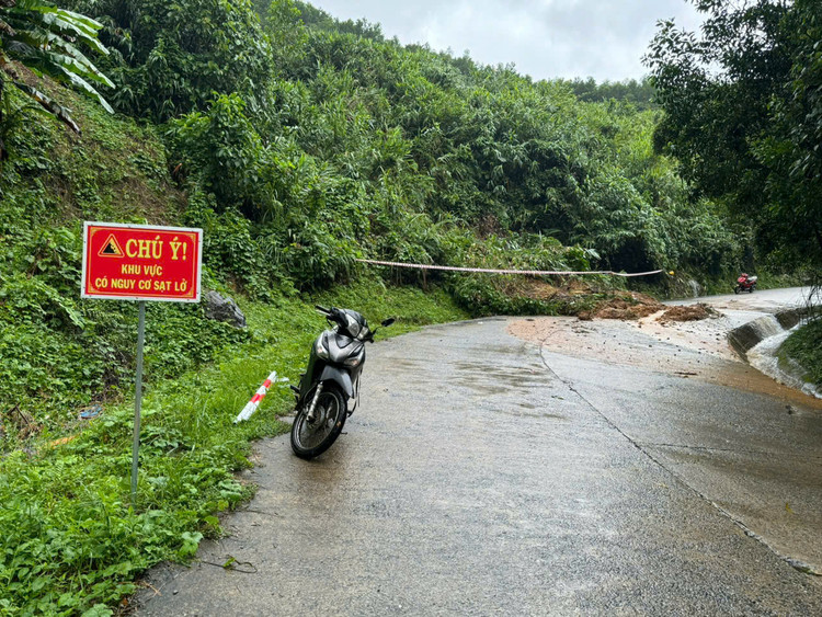 Sat lo ngap lut, chia cat nhieu tuyen duong mien nui Quang Ngai-Hinh-2