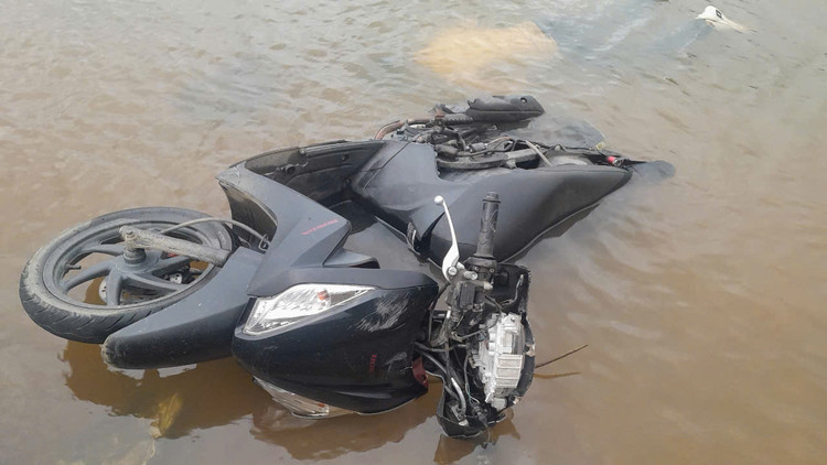 Quang Ngai: Phat hien thi the cung xe may duoi song Ca Ninh