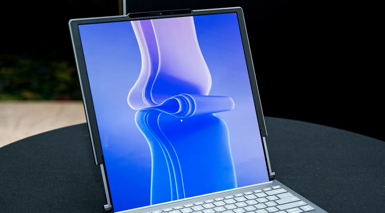 Tại triển lãm CES đang diễn ra tại Las Vegas (Mỹ) hãng Lenovo của Trung Quốc khiến cả thế giới công nghệ vô cùng ngạc nhiên khi trình làng mẫu laptop màn hình cuộn. Ảnh: Lenovo